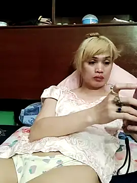 QueenSoreal live sex cam