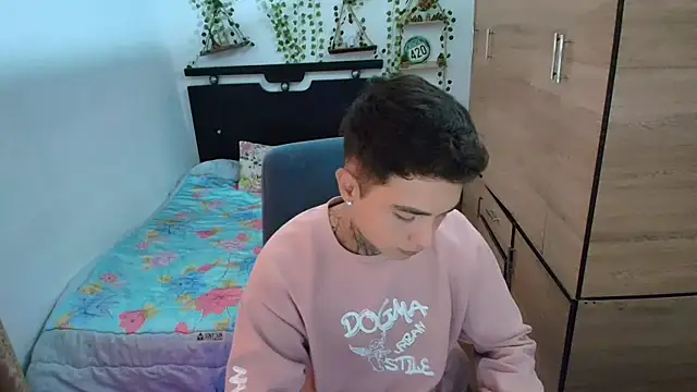 santii_ss live cam on StripChat
