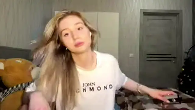 MoonlitCrystalia webcam