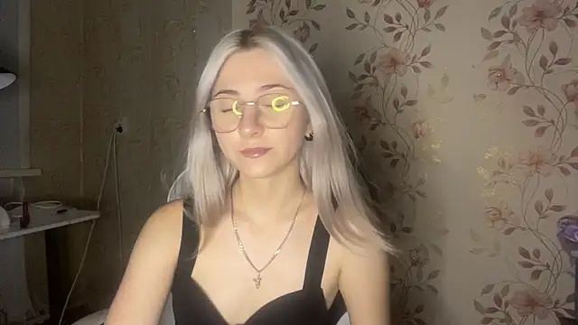WhitePowerGirl webcam