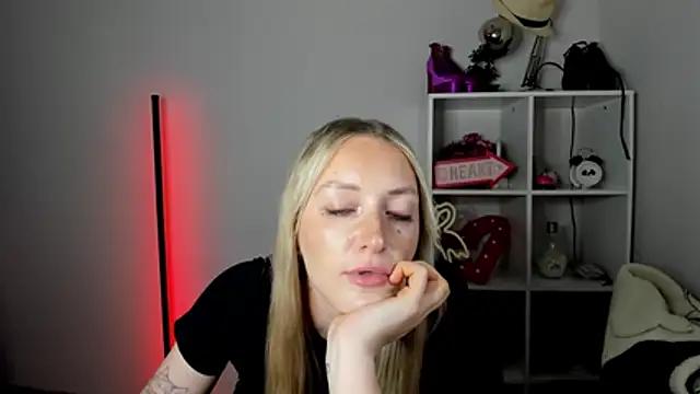EvelynBlond webcam
