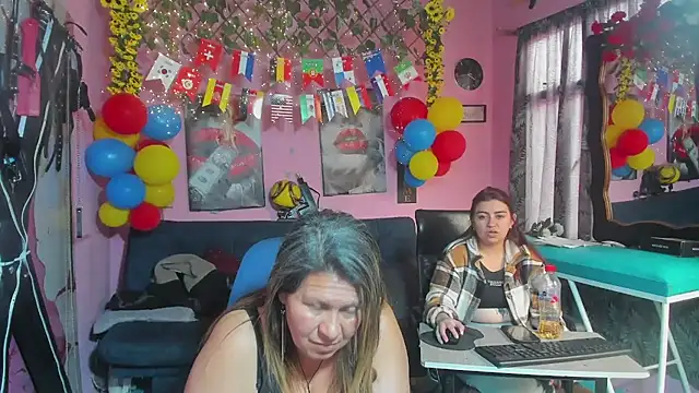 lesbiancuple live cam on StripChat