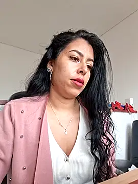 Luianna live cam on StripChat