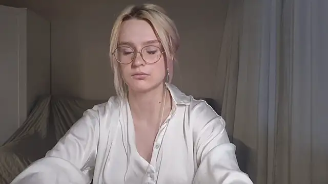 BloomMoon live cam on StripChat