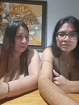 Gia-and-Lara webcam