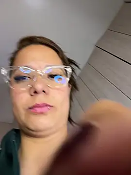 Pretty__Milf live cam on StripChat