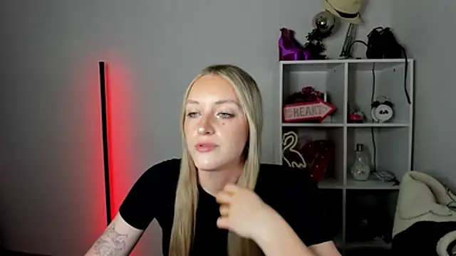 EvelynBlond live cam on StripChat