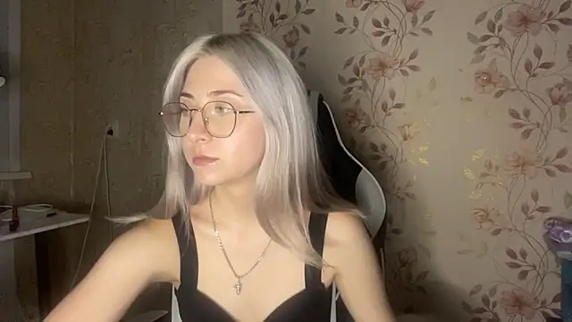 WhitePowerGirl webcam