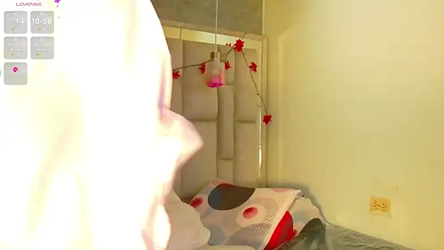 Bella-Sanders webcam