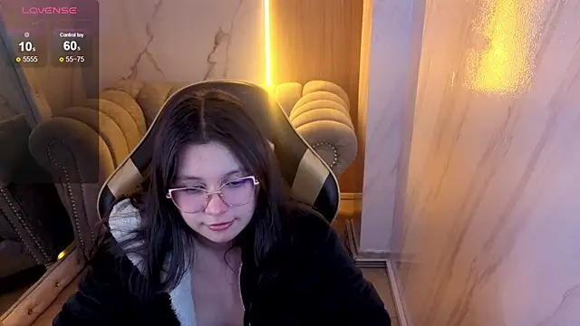 HoneyDoll_tf live cam on StripChat