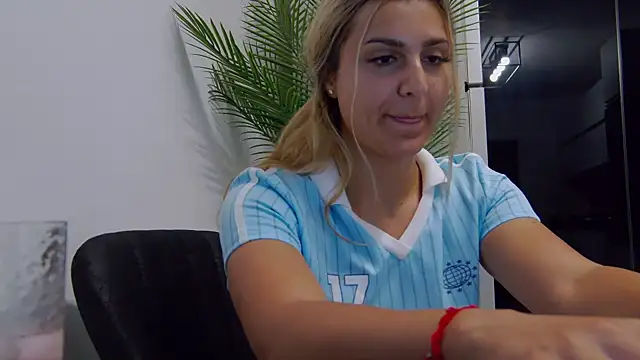 NicolePlay webcam