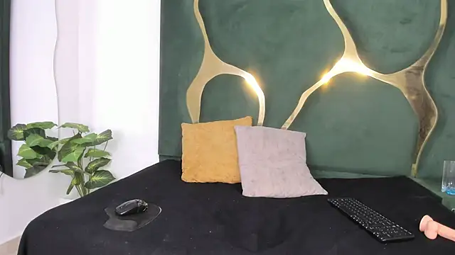 Mila_petiteasm webcam