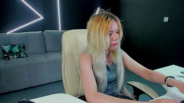 kikipeach live cam on StripChat