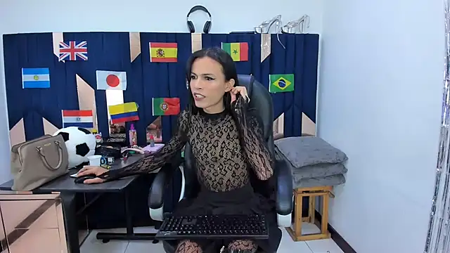 Model: Aisha_hotts777