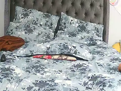 CurvyAssXxX21 webcam