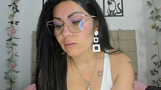Tania_mature live cam on StripChat