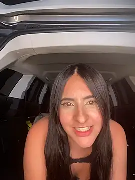 maggiee_1 (F teen) - show boobs+ massage