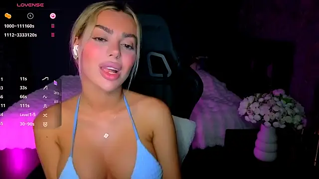 Ayla__Demir live cam on StripChat