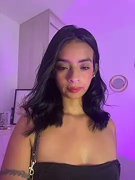 Laura_fernandezII live cam on StripChat