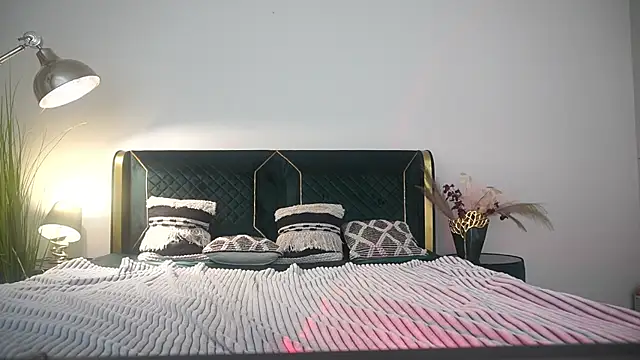 MikaFoxy webcam