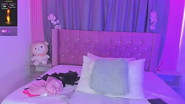 Nayla-Mouna live cam on StripChat