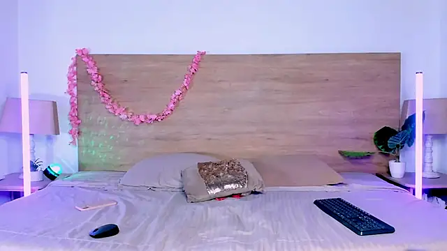 LaraRous webcam