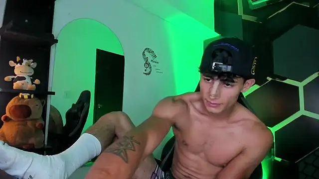 maxiimoromano_ (M young) - Slapping your face with my hard cock! 🚀