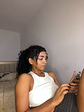 nicoleebony1 live cam on StripChat