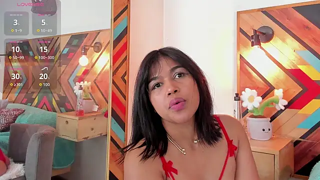 NaiirobiSwan live cam on StripChat