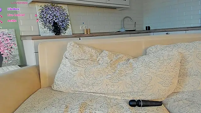 UWU_flower live cam on StripChat