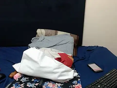 KinkyPetite18 webcam