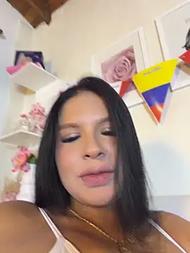Elara_Luxe live cam on StripChat
