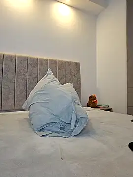 Maya_Lewis webcam