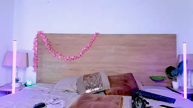 LaraRous webcam