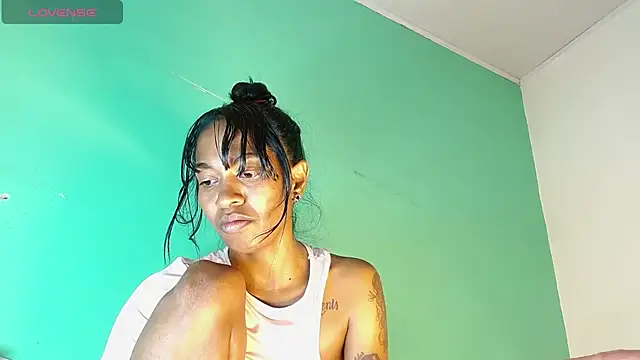 avaleri_cherry live cam on StripChat