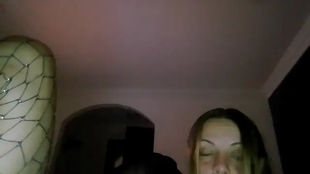 ShysluutGia live cam on StripChat