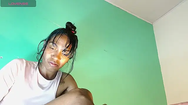 avaleri_cherry live cam on StripChat
