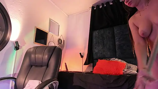 MiaWhiteBunny webcam