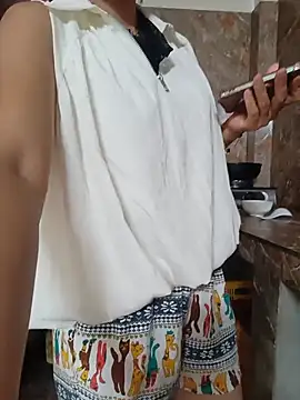 Linda-yiyi live cam