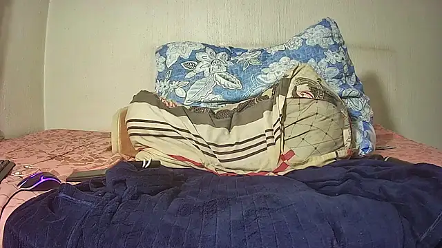 SkinnykeehXO webcam