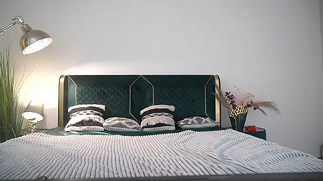 MikaFoxy webcam