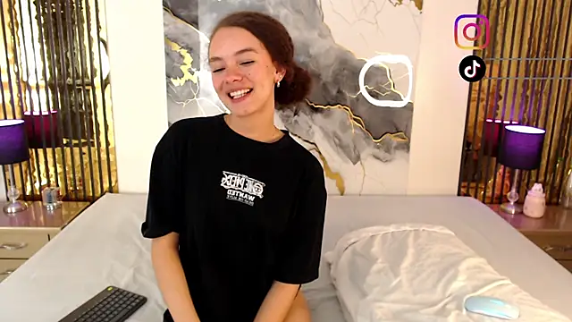 MiticaBrennet_ webcam