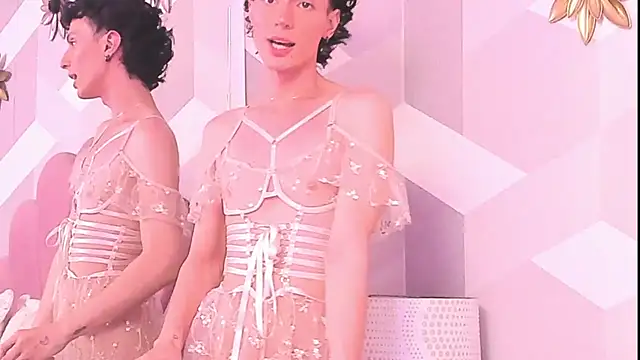KylieMonnett live cam on StripChat