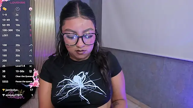 Laulin_tay live cam on StripChat