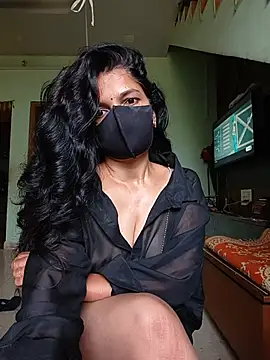 Shuttii_25 live cam on StripChat