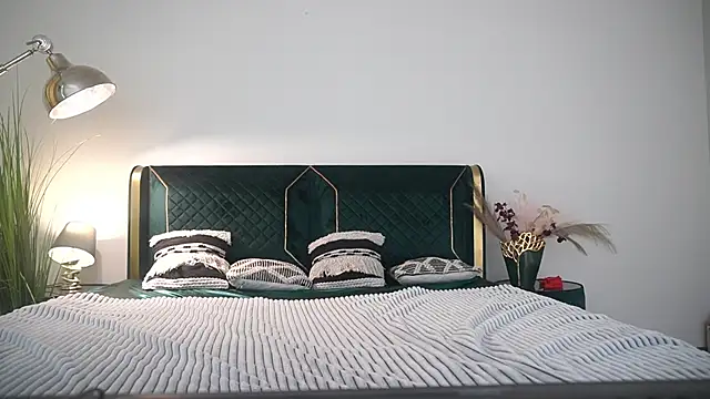 MikaFoxy webcam