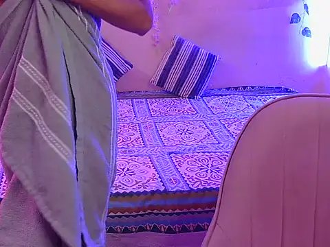 Yours-Zoya webcam