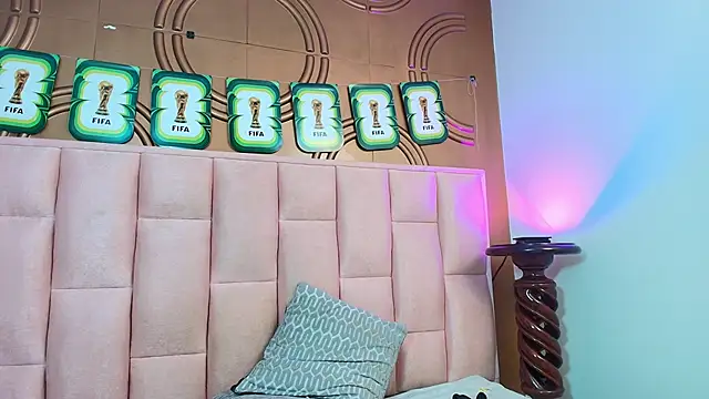 valeriaa19 live cam on StripChat