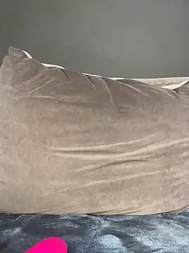 LaraVoosh webcam