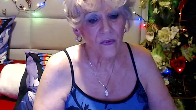 HappyWomanOn webcam